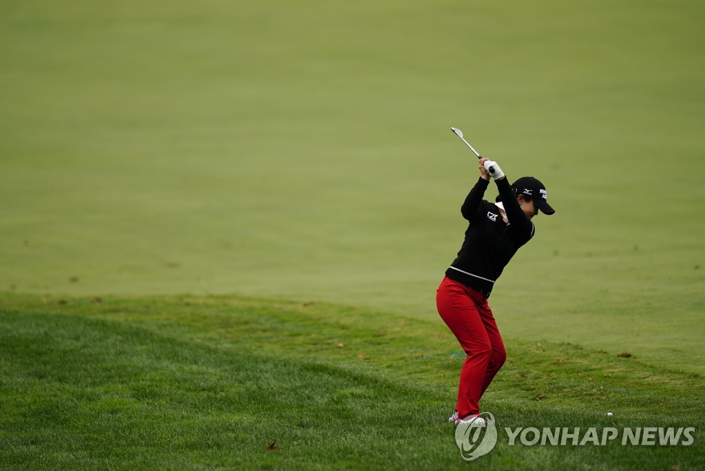 In this Associated Press photo, Kim Sei-young of South Korea hits a shot on the 15th hole during the final round of the KPMG Women's PGA Championship at Aronimink Golf Club in Newtown Square, Pennsylvania, on Oct. 11, 2020. (Yonhap)
