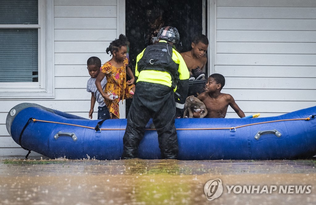 물에 잠긴 노스캐롤라이나의 한 마을에서 주민을 대피시키는 구조대원