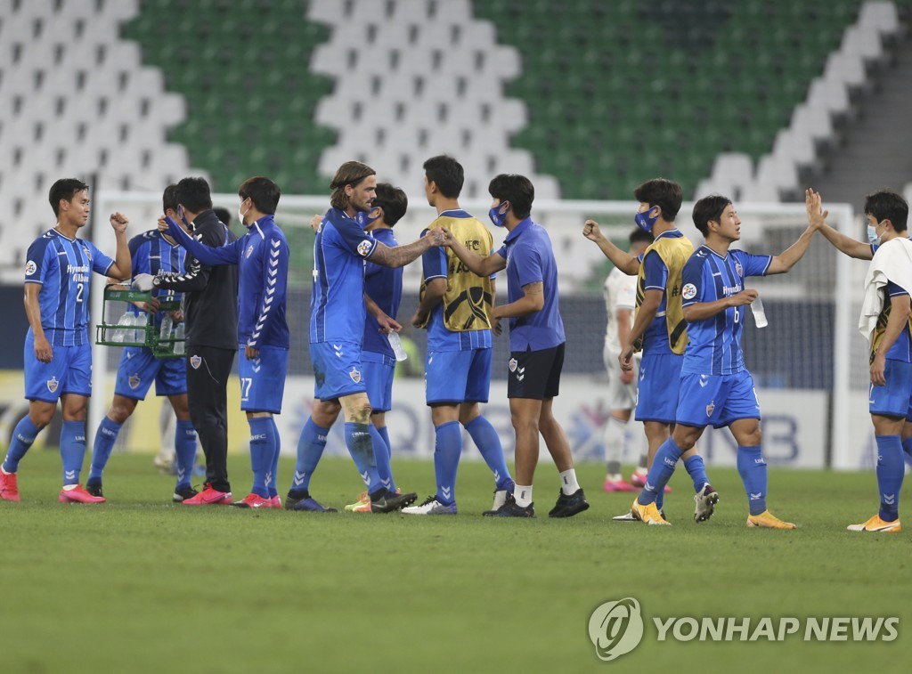 In this Associated Press photo, Ulsan Hyundai FC players celebrate their 3-0 win over Melbourne Victory in their round of 16 match at the Asian Football Confederation Champions League at Education City Stadium in Al-Rayyan, Qatar, on Dec. 6, 2020. (Yonhap)