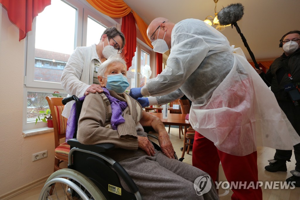 26일(현지시간) 독일 작센안할트주에 있는 한 요양원에서 거주자인 101세 여성이 신종 코로나바이러스 감염증(코로나19) 백신 접종을 받고 있다. [ Matthias Bein/dpa Via AP=연합뉴스]