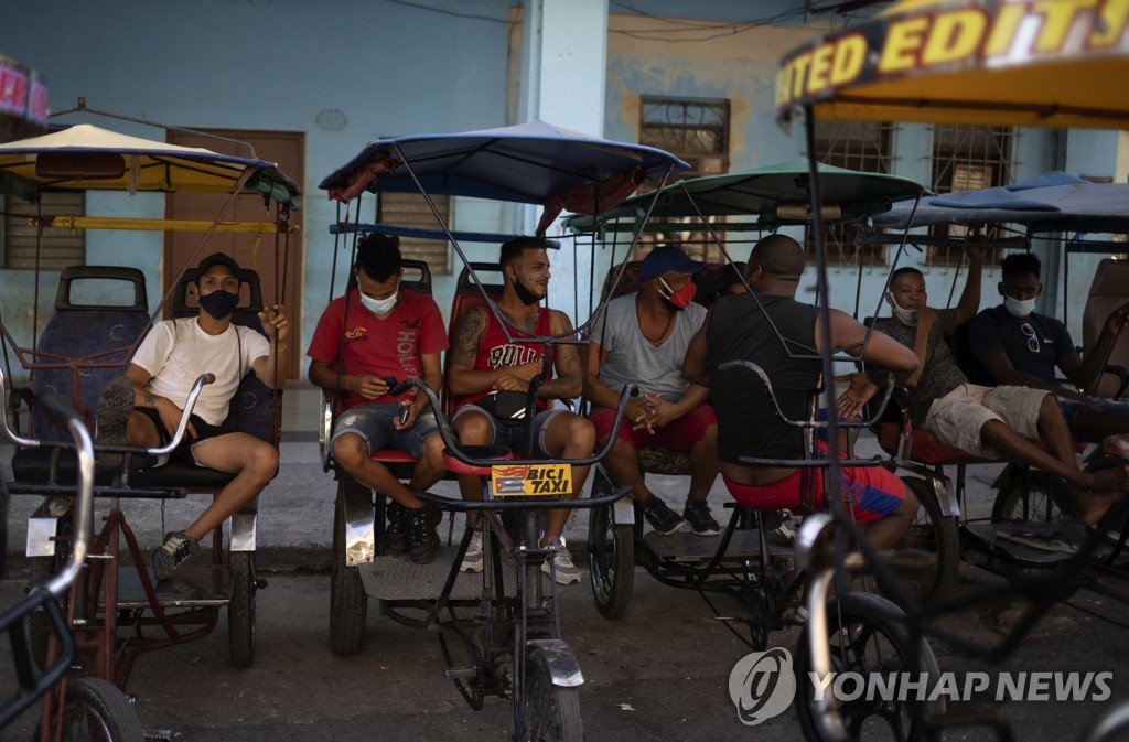 쿠바 아바나의 자전거 택시 기사들