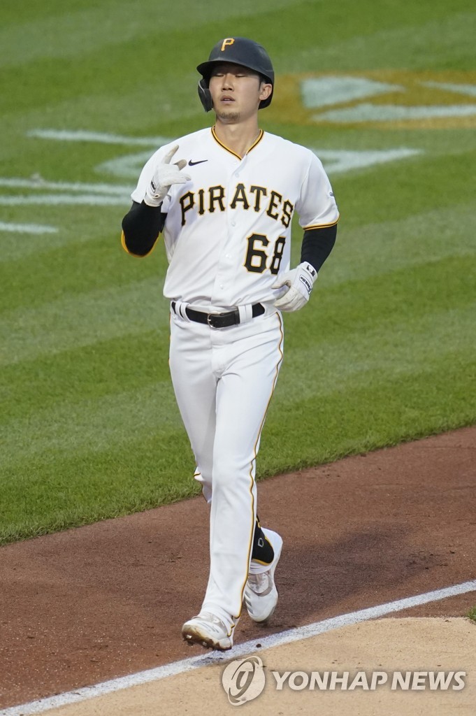 In this Associated Press photo, Park Hoy-jun of the Pittsburgh Pirates comes home after hitting a solo home run against the St. Louis Cardinals in the bottom of the fourth inning of a Major League Baseball regular season game at PNC Park in Pittsburgh on Aug. 10, 2021. (Yonhap)