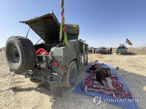 한 아프간 군인이 13일(현지시간) 칸다하르주에서 탈레반과 전투 중에 휴식을 취하고 있다. [AP=연합뉴스]