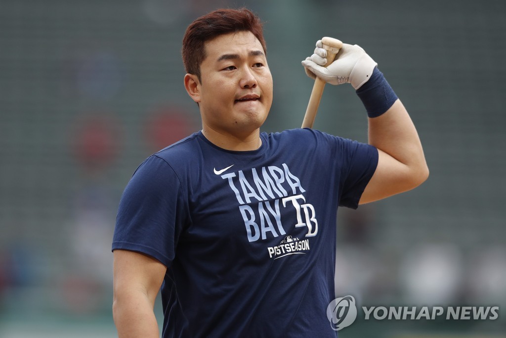In this Associated Press photo, Choi Ji-man of the Tampa Bay Rays warms up for batting practice before Game 3 of the American League Division Series at Fenway Park in Boston on Oct. 10, 2021. (Yonhap)