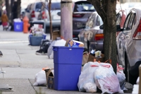 쓰레기 쌓여가는 미국 길거리…오미크론에 환경미화원도 부족