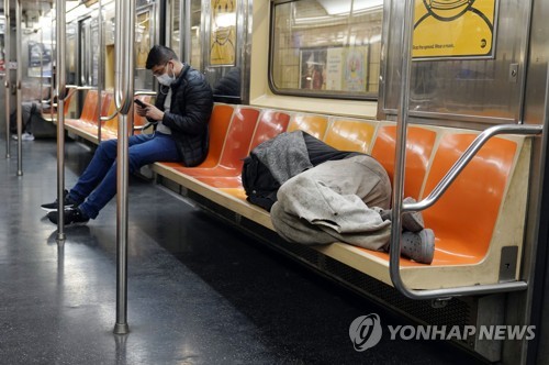 뉴욕시, 지하철에서 노숙자 몰아낸다…안전대책 발표