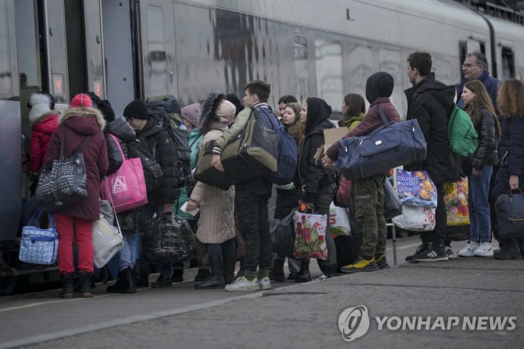 키예프행 기차타는 돈네츠크 피난민들