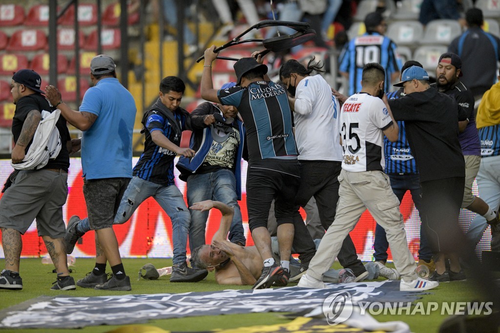 5일(현지시간) 멕시코 케레타로서 축구 경기 중 벌어진 관중 난투극