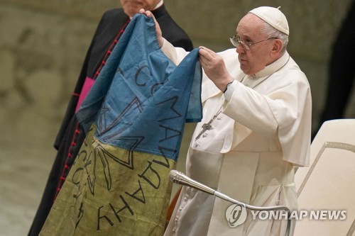 [월드&포토] '순교자의 도시' 부차에서 온 우크라 국기에 입맞춘 교황