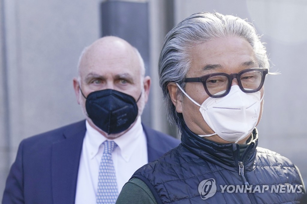 법원을 나서는 아케고스 캐피털 설립자 빌 황