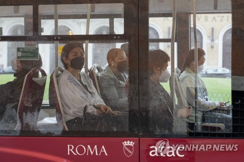 대중교통에서 마스크를 쓰고 있는 이탈리아 시민들 