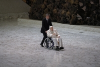 휠체어타고 일정 소화한 교황…무릎 보강제 삽입 시술받은듯
