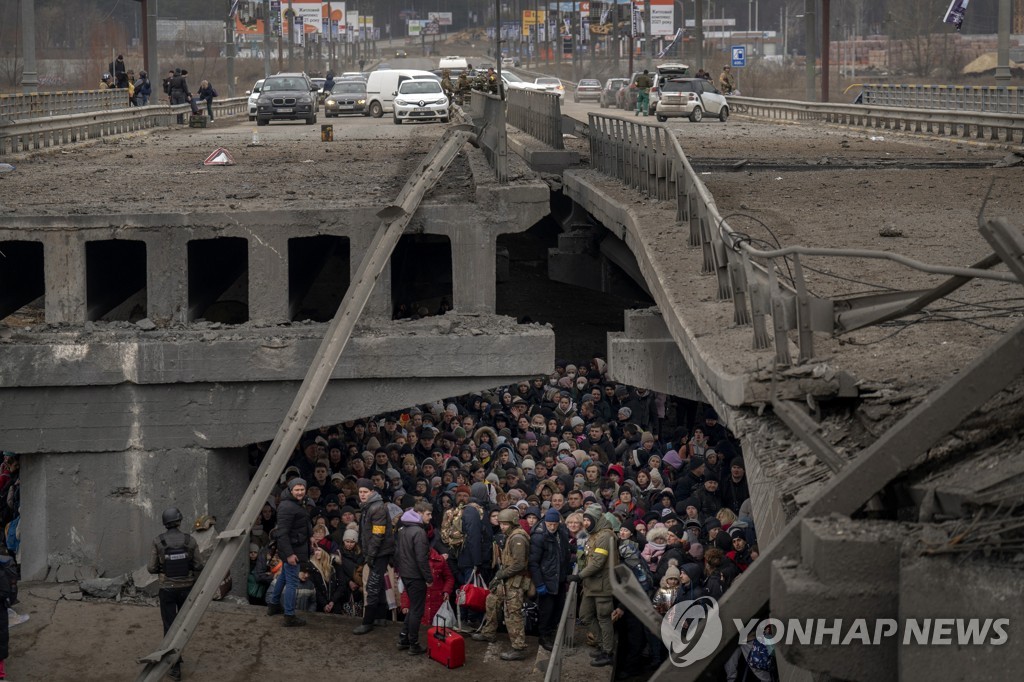 러 폭격에 무너진 다리…탈출하려 모여든 우크라이나 주민들