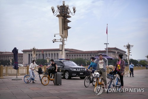 베이징 톈안먼 광장에 설치된 감시카메라와 공안의 차량