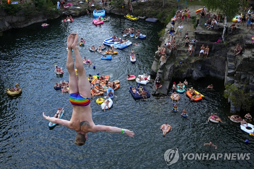 ′물 속으로 풍덩′…체코 절벽 다이빙 대회