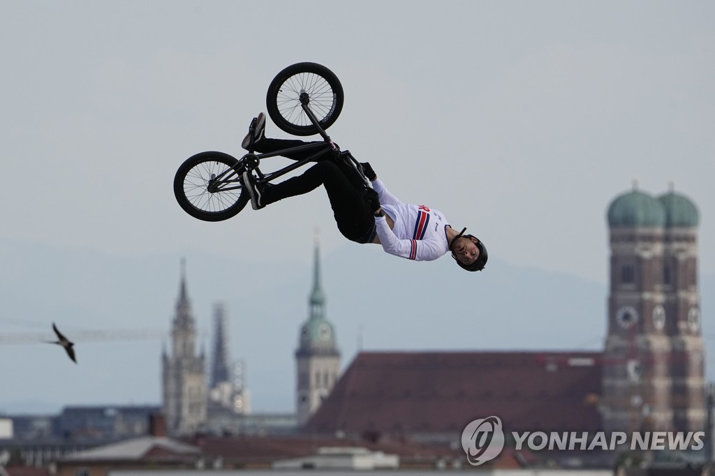 ′하늘을 나는 자전거 기술′…유럽 사이클선수권대회 BMX