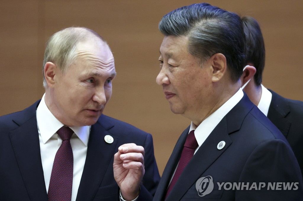 SCO 정상회의서 시진핑 중국 국가주석에게 말을 건네는 블라디미르 푸틴 러시아 대통령