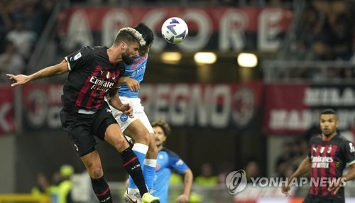 올리비에 지루와 공중볼 경합하는 김민재(오른쪽)