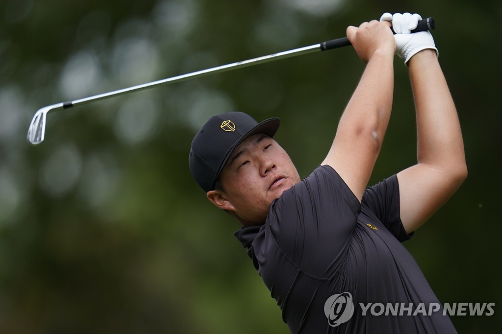 In this Associated Press photo, South Korean Im Sung-jae of the International Team tees off on the sixth hole during his singles match against Cameron Young of the United States at the Presidents Cup at Quail Hollow Club in Charlotte, North Carolina, on Sept. 25, 2022. (Yonhap)