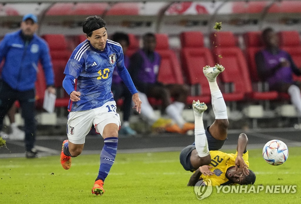 일본 축구 대표팀의 홈 유니폼(왼쪽)