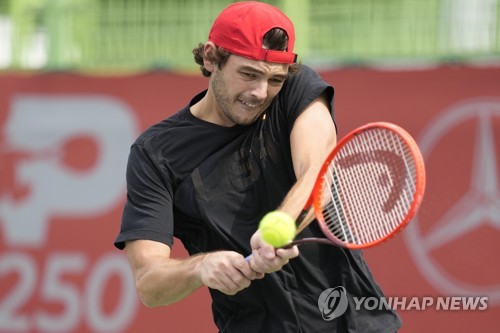 In this Associated Press photo, Taylor Fritz of the United States hits a shot during a practice session for the ATP Eugene Korea Open at Olympic Park Tennis Center in Seoul on Sept. 28, 2022. (Yonhap)