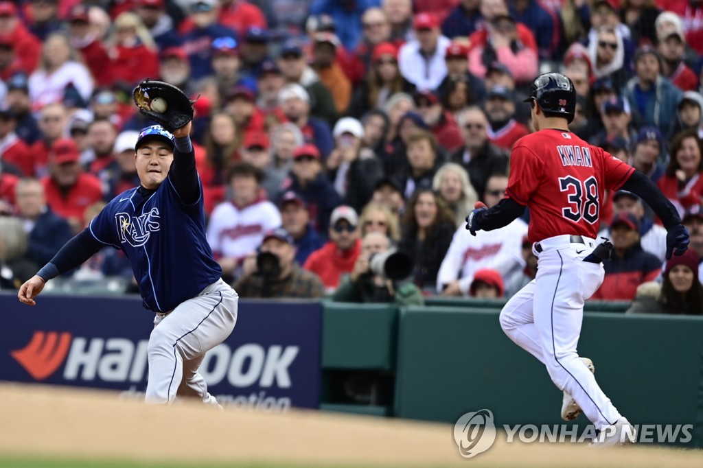 In this Associated Press file photo from Oct. 8, 2022, Tampa Bay Rays first baseman Choi Ji-man (L) stretches out to retire Steven Kwan of the Cleveland Guardians during the bottom of the first inning of Game 2 of the American League Wild Card Series at Progressive Field in Cleveland. (Yonhap)