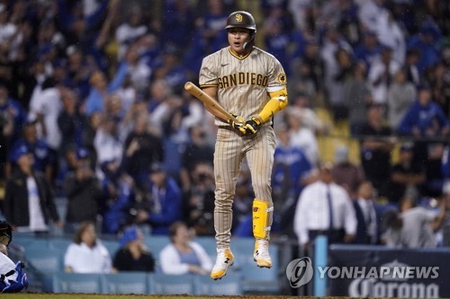 Padres' Kim Ha-seong picks up hit in NLDS debut