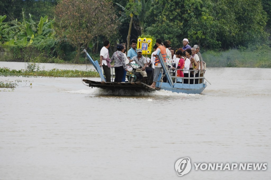 전복 사고 희생자 시신을 실은 배