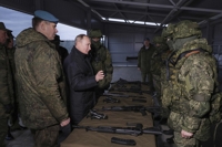 푸틴, 저격총 엎드려쏴 시범…우크라전 열세 속 '강한남자' 연출
