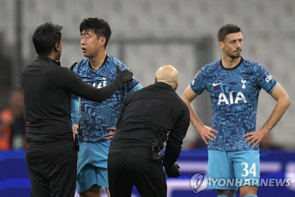 In this Associated Press photo, Son Heung-min of Tottenham Hotspur (2nd from L) is treated for a facial injury during the team's UEFA Champions League Group D match against Marseille at Stade de Marseille in Marseille, France, on Nov. 1, 2022. (Yonhap)