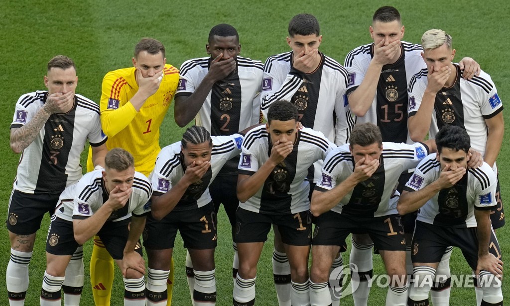 입 가린 독일 대표팀