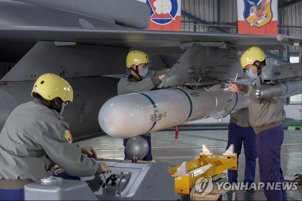 대만군 F-16 전투기에 미사일을 장착하는 지상요원들