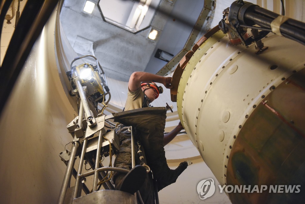 몬태나 미군 기지에서 핵미사일을 정비하는 기술자의 모습