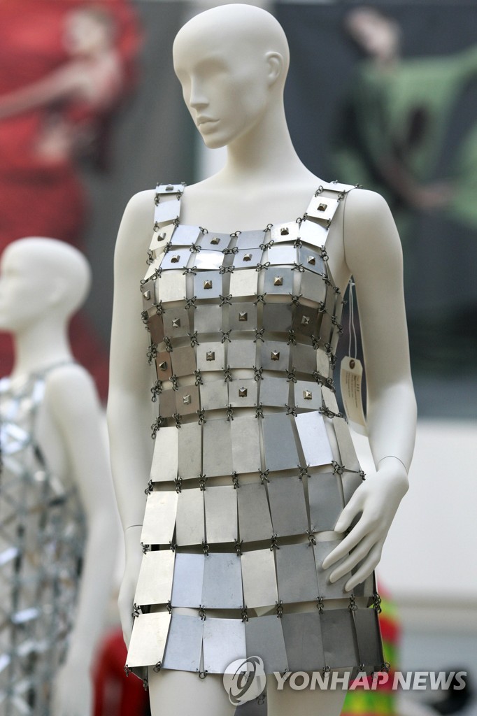 파코 라반의 금속 드레스
