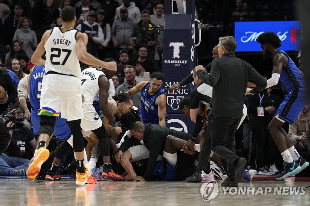 4일 미네소타와 올랜도 경기 도중 양팀 선수들이 뒤엉켜 싸우는 모습.