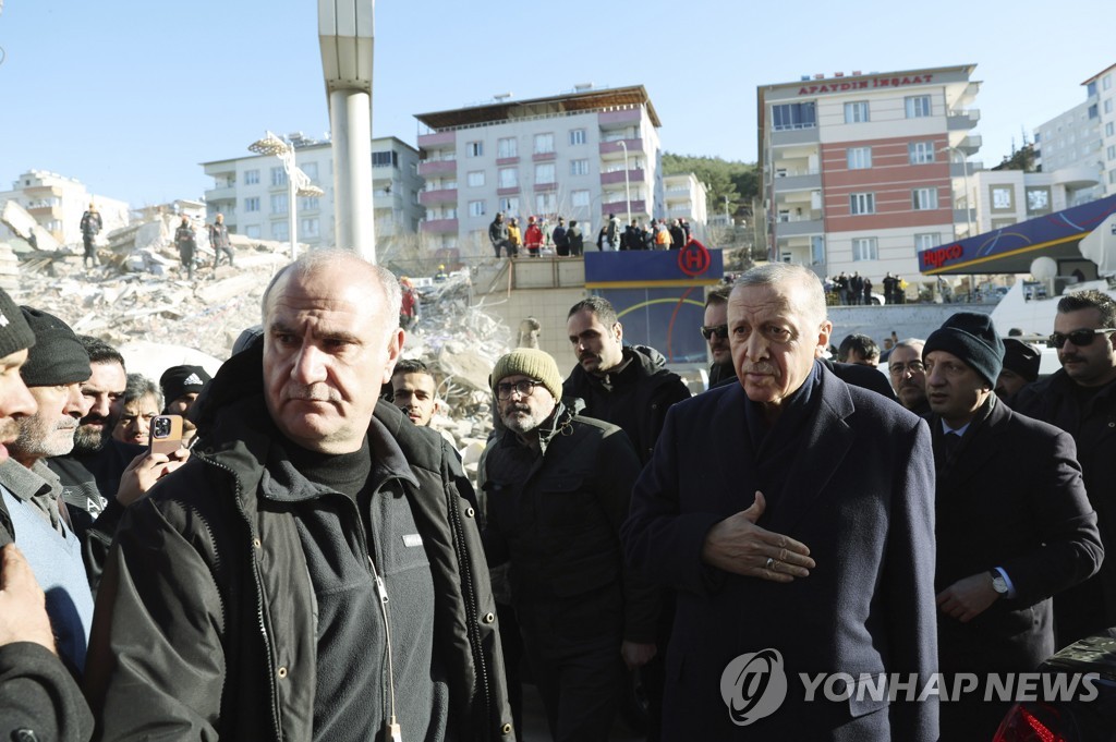 지진 피해현장 둘러보는 에르도안 튀르키예 대통령(오른쪽)