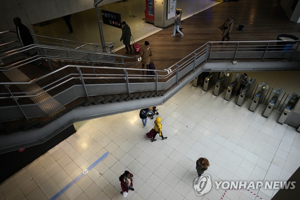 연금개혁 반대 파업으로 한산한 프랑스 파리 북역 