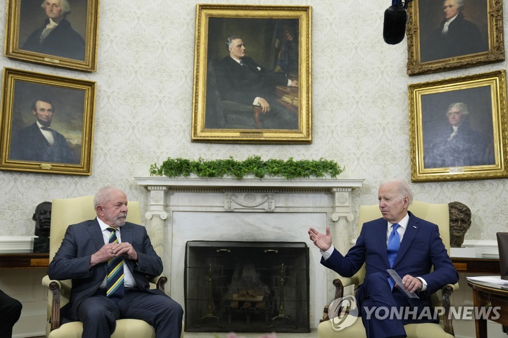 지난달 미국을 찾아 조 바이든 미국 대통령(오른쪽)과 대화하는 룰라 대통령 