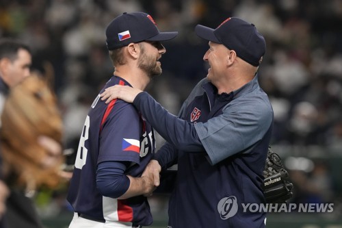 In this Associated Press photo, Czech Republic manager Pavel Chadim speaks with pitcher Jeff Barto during the bottom of the seventh inning of a Pool B game against South Korea at the World Baseball Classic at Tokyo Dome in Tokyo on March 12, 2023. (Yonhap)