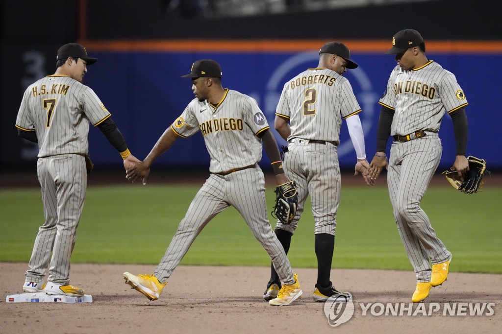 승리 후 하이 파이브 하는 김하성(왼쪽)