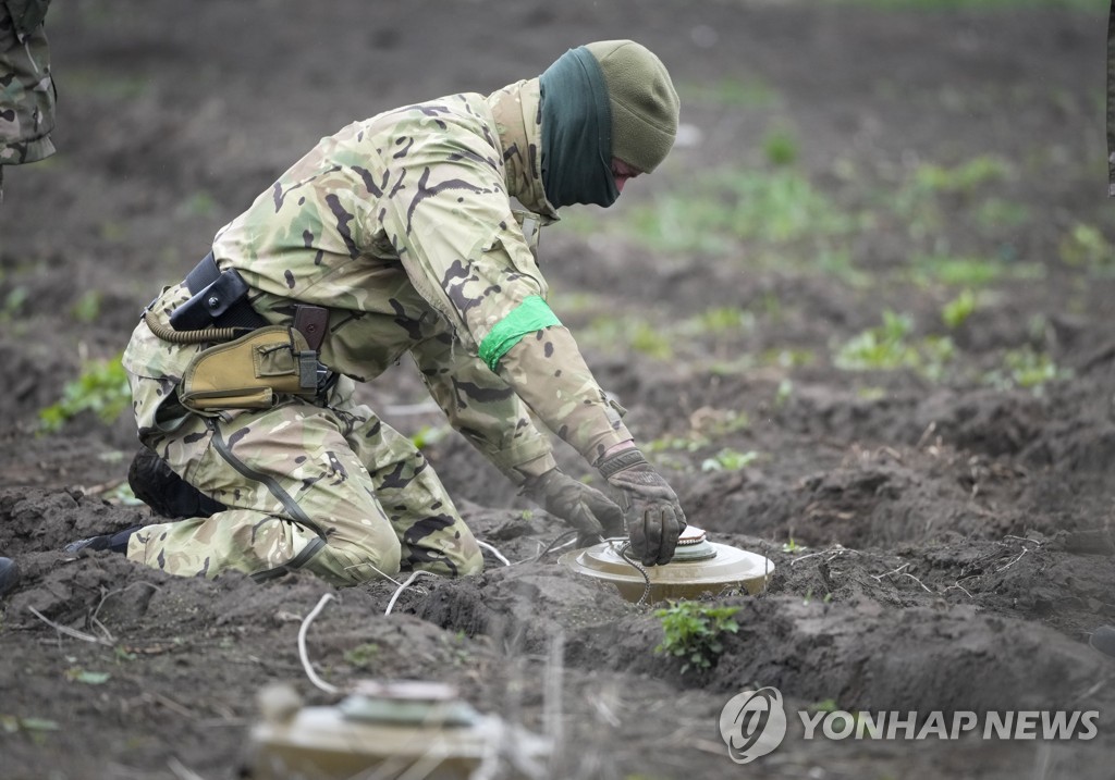 우크라 키이우 인근 이르핀에서 지뢰제거 작업 중인 우크라 병사