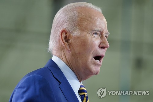 바이든, 국제적 논란 집속탄 우크라 지원 승인…일각, 우려 제기