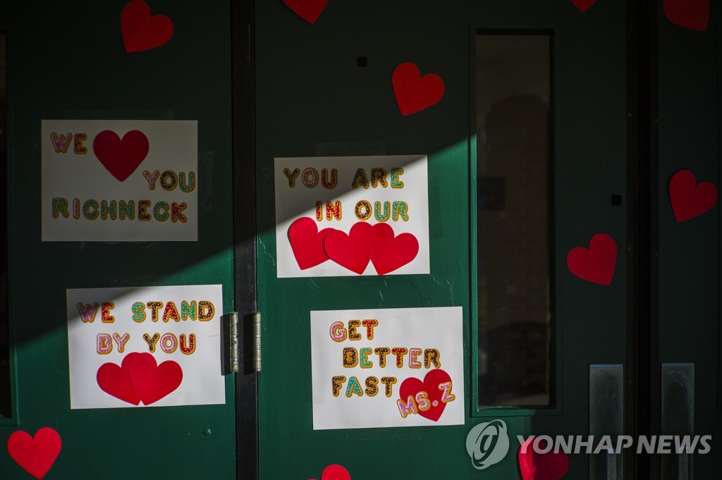 학교 교문에 붙은 총격 피해 교사의 쾌유를 바라는 메시지들  [AP 연합뉴스 자료사진.]