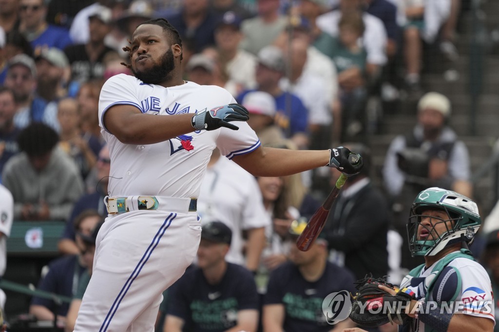 MLB 홈런더비서 넘치는 파워를 과시한 게레로 주니어