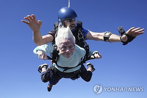 '세계 최고령'…美 104세 할머니 스카이다이빙 기네스 등재 대기
