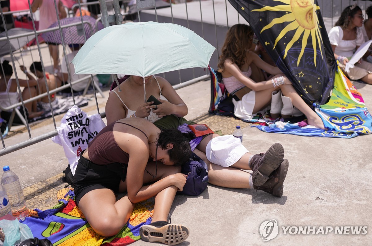 지난달 18일(현지시간) 테일러 스위프트 콘서트장 밖의 브라질 팬들