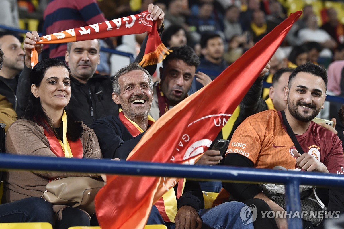 경기 기다리는 터키 축구 팬들