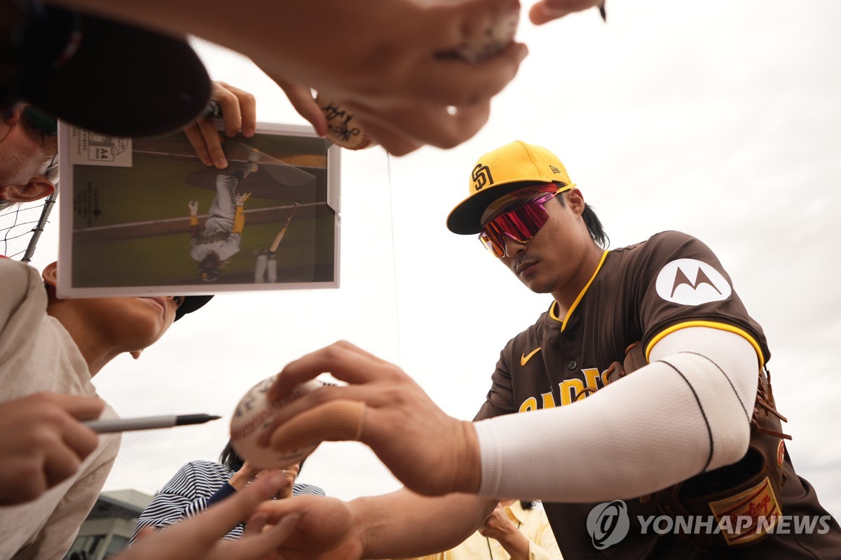 팬들에게 사인해주는 샌디에이고 김하성 사진 / AP=연합뉴스