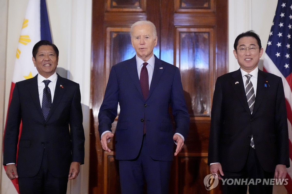 나란히 선 미국과 일본, 필리핀 3국 정상