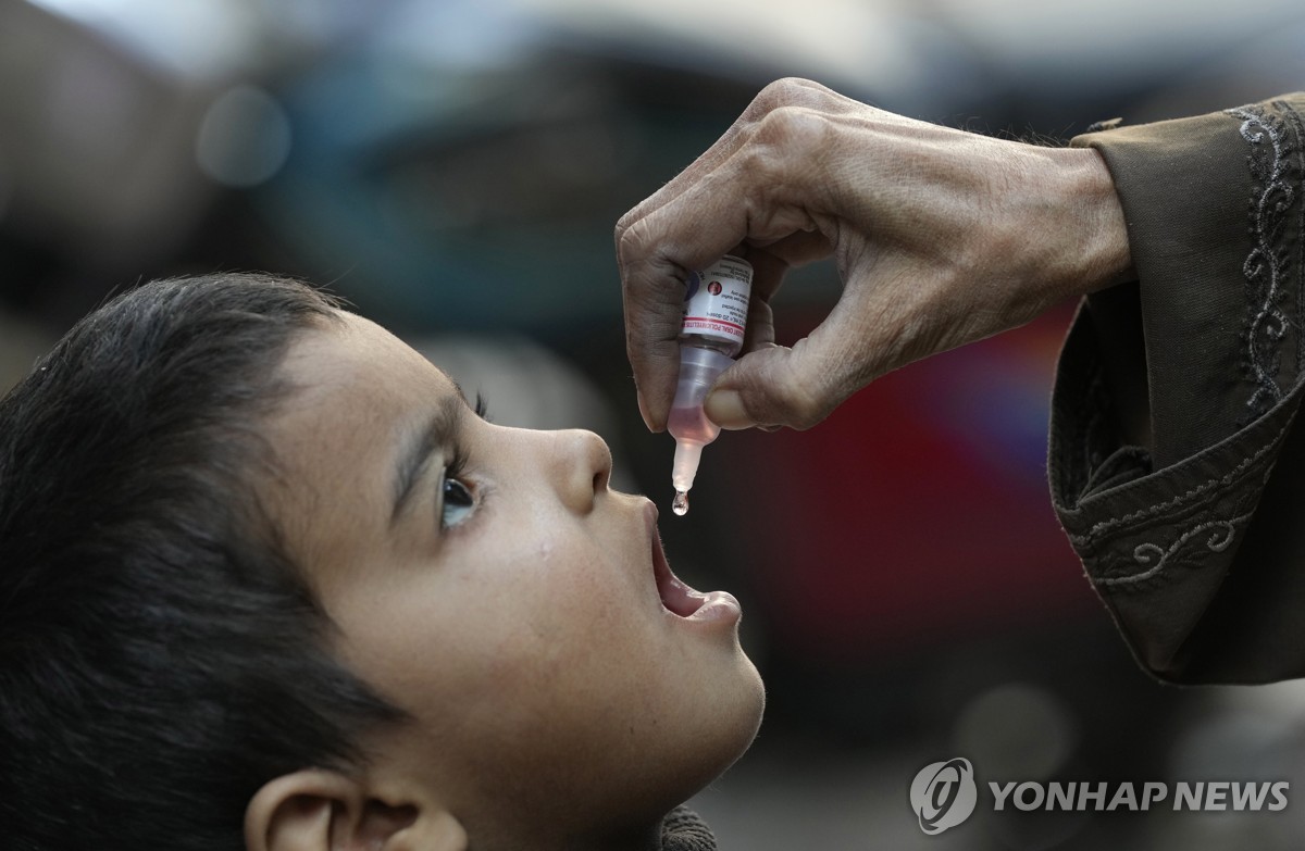 어린이가 소아마비 백신을 투약받는 모습. (기사 내용과 직접 관계없음)